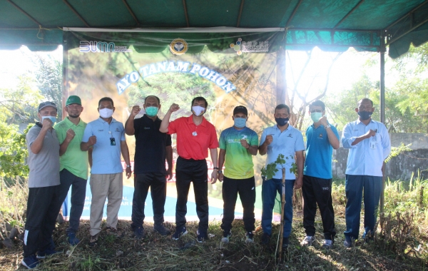 Hijaukan Perusahaan, PIM Tanam Pohon Trembesi